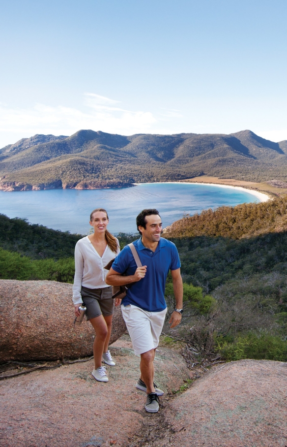 Couple walking in Wineglass Bay, Freycinet National Park, Tasmania © Tourism Australia