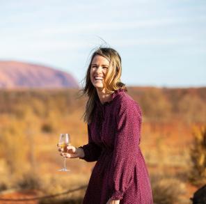 Người phụ nữ tại trải nghiệm “Sounds of Silence” ở Uluru, Vườn quốc gia Uluru-Kata Tjuta, Lãnh thổ phía Bắc © Tourism NT/Helen Orr