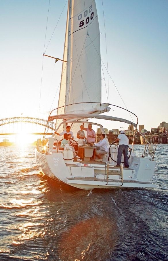 Một nhóm người đang đi du thuyền trên Cảng Sydney, với Cầu Cảng Sydney và Nhà hát Opera Sydney ở phía sau © Tourism Australia